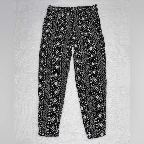 H&M Black and White Pants Light Thin Stylish Comfy Cute Patterned Tribal Pockets - Picture 2 of 6